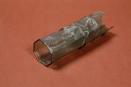 Szklanica. Fragment ośmiobocznej szklanicy typu fletowatego. Stopka nie zachowała się. Naczynie wykonano z przezroczystego, jasnoseledynowego szkła z widocznymi pęcherzykami gazowymi. Środkową część korpusu ozdobiono dookolnie przylepionymi taśmami szklanymi karbowanymi szczypcami. Pierwsze szklanice wieloboczne pojawiły się w Hesji w 1. połowie XVI wieku. Szybko rozpowszechniły się w krajach nadreńskich i dotarły do Górnej Saksonii. W XVII wieku były typowym składnikiem zastawy stołowej. Zostały uwiecznione na wielu renesansowych obrazach, na przykład na słynnym autoportrecie Rembrandta z Saskią z 1636 roku.