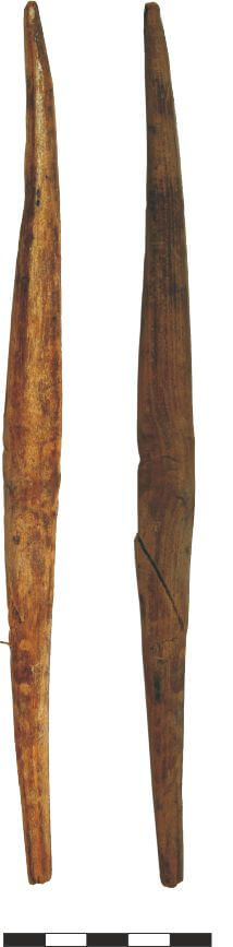 Wrzeciono z drewna brzozowego ma długość 21,1 cm i przekrój w środkowej części zbliżony do kwadratu (w kierunku końców zaokrąglonego) o maksymalnej średnicy 1,2 cm. XII wiek (opr. A. Uciechowska-Gawron)
