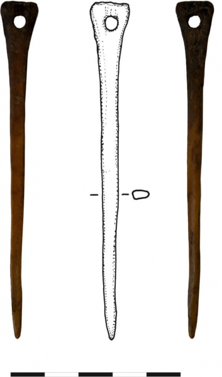 Igła jest narzędziem kolnym, wykonanym z naturalnej kości zwierzęcej. W górnej, nico szerszej części zrobiono uszko, a dolną, pracującą, zaostrzono. XII wiek (opr. S. Słowiński)