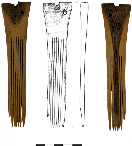 Wykonany z płytki kościanej z wyciętymi w krótszym boku długimi zębami i niewielkim otworem do zawieszania. Uważany jest za przyrząd tkacki. XIII wiek (opr. S. Słowiński)