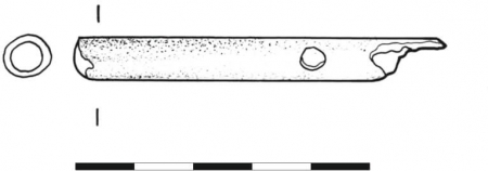 Rurka z ptasiej kości, rodzaj aerofonu, czyli instrumentu, w którym źródłem dźwięku jest zamknięty w korpusie i pobudzany do drgań słup powietrza. Zachował się tylko otwór wlotowy oraz jeden otwór dźwiękowy. XII wiek (opr. S. Słowiński)
