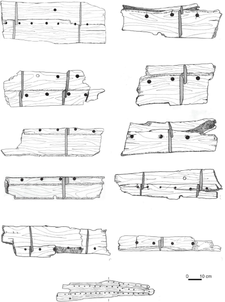 Największy z zachowanych fragmentów poszycia burt łodzi-statku składał się z trzech elementów – tzw. klepek z drewna dębowego, których styki uszczelnione były mechem. Poszczególne klepki łączono ze sobą kołkami sosnowymi (opr. A. Kowalówka)